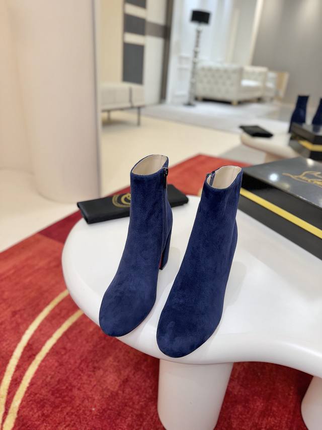 代*级* Jane Booty 具有方形、斜面85毫米的鞋跟，这款踝靴由黑色小牛皮制成。这是一款以时尚线条和垫底鞋垫为特色的城市鞋。这得益于一种创新的涂层技术，