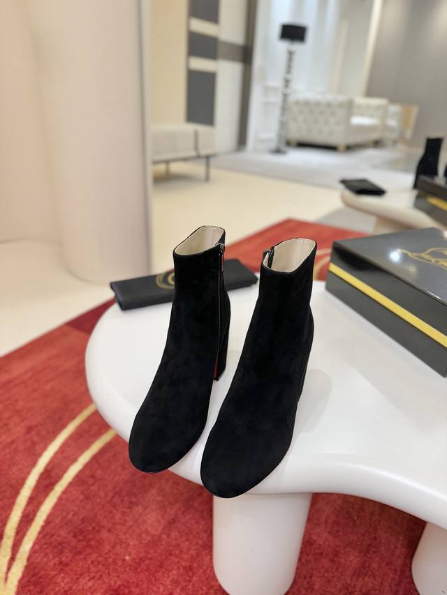 代*级* Jane Booty 具有方形、斜面85毫米的鞋跟，这款踝靴由黑色小牛皮制成。这是一款以时尚线条和垫底鞋垫为特色的城市鞋。这得益于一种创新的涂层技术，