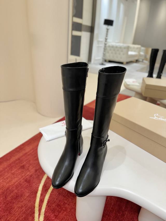 小牛皮 720 羊京绒 定做不退不换 22Aw走秀经典长靴，时尚气息从每一个小细节中脱颖而出。一双时髦的长靴 独特不拖沓的大气版型 立马就能穿出秋冬氛围感。随意