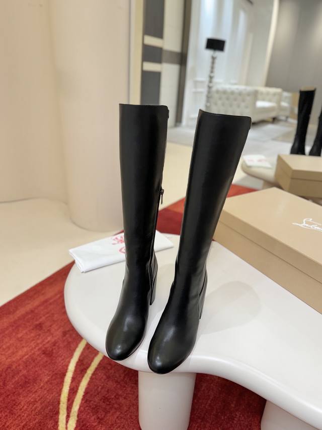 代*级* Jane Booty 具有方形、斜面85毫米的鞋跟，这款踝靴由黑色小牛皮制成。这是一款以时尚线条和垫底鞋垫为特色的城市鞋。这得益于一种创新的涂层技术，