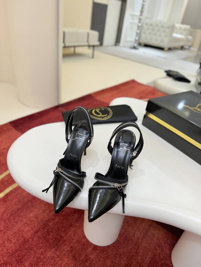 拉链单鞋W. Maison Christian Louboutin 这款鞋采用 100 毫米细高跟鞋跟，露出标志性的 Loubi红色鞋底，由 Fever 红色羊