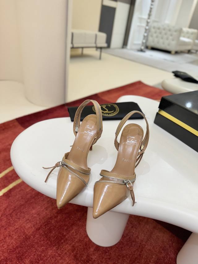 拉链单鞋W. Maison Christian Louboutin 这款鞋采用 100 毫米细高跟鞋跟，露出标志性的 Loubi红色鞋底，由 Fever 红色羊