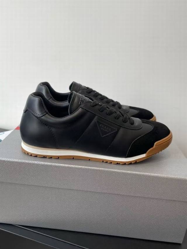 工厂p价 prada 普拉达 情侣款 25Ss秋夏新款 德训鞋 休闲鞋 鞋面:原版进口牛皮 丝光牛反绒 内里垫脚羊皮 原版定制橡胶大底 码数：男女同款：35-4