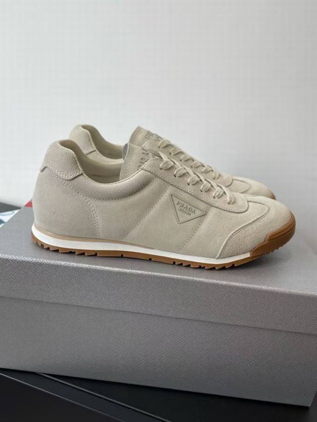 工厂p价 prada 普拉达 情侣款 25Ss秋夏新款 德训鞋 休闲鞋 鞋面:原版进口牛皮 丝光牛反绒 内里垫脚羊皮 原版定制橡胶大底 码数：男女同款：35-4