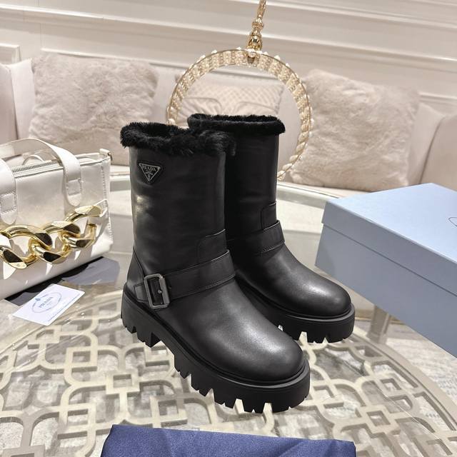 出厂价pp： 普拉达：新款。短靴 面：进口全粒面牛皮、高丝光牛反绒 里：进口羊毛里 垫：进口羊毛 底：原版工艺大底 厚6Cm 码数：35-42 41.42定做