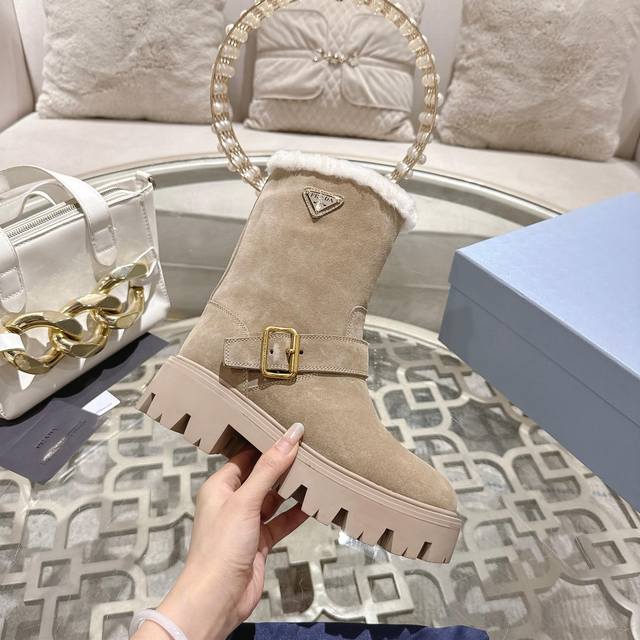 出厂价pp： 普拉达：新款。短靴 面：进口全粒面牛皮、高丝光牛反绒 里：进口羊毛里 垫：进口羊毛 底：原版工艺大底 厚6Cm 码数：35-42 41.42定做