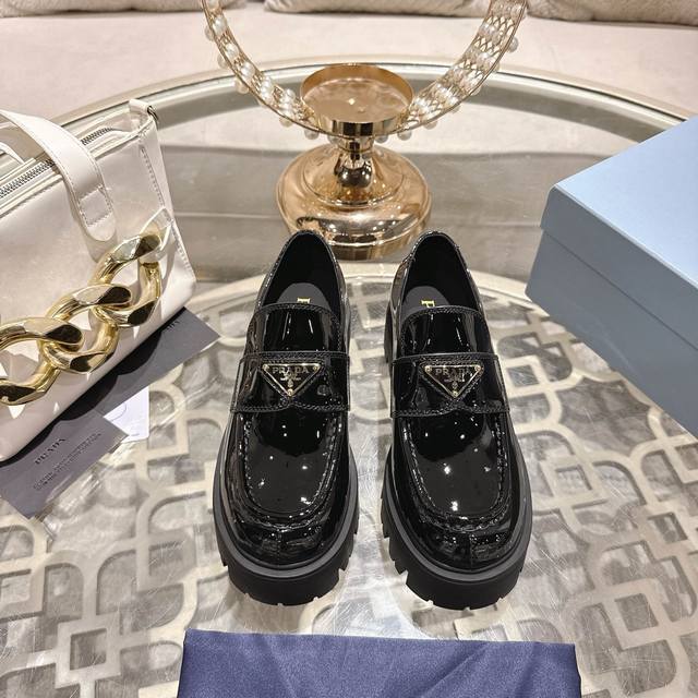 出厂价pp： 普拉达：新款 面：进口全粒面牛皮、高丝光牛反绒 里：进口羊里 垫：进口羊里 底：原版工艺大底 厚6Cm 码数：35-41 41定做