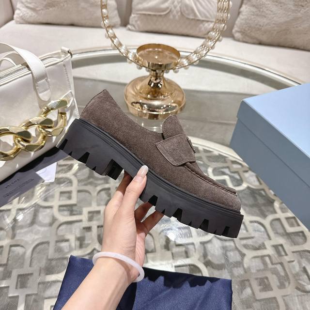 出厂价pp： 普拉达：新款 面：进口全粒面牛皮、高丝光牛反绒 里：进口羊里 垫：进口羊里 底：原版工艺大底 厚6Cm 码数：35-41 41定做