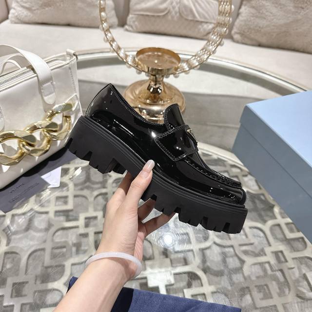 出厂价pp： 普拉达：新款 面：进口全粒面牛皮、高丝光牛反绒 里：进口羊里 垫：进口羊里 底：原版工艺大底 厚6Cm 码数：35-41 41定做