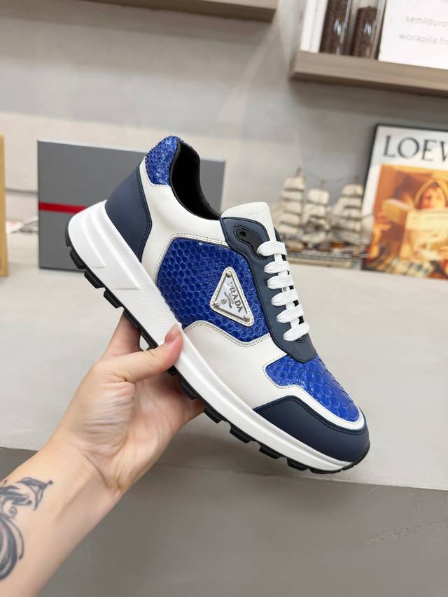 出厂价pp： prada普拉达 男鞋专柜爆款， 官网同步，高品质出货 面料：原版牛皮配蛇纹皮 内里：牛皮垫脚+牛皮内里， 大底：原厂橡胶底， 码数：38-45