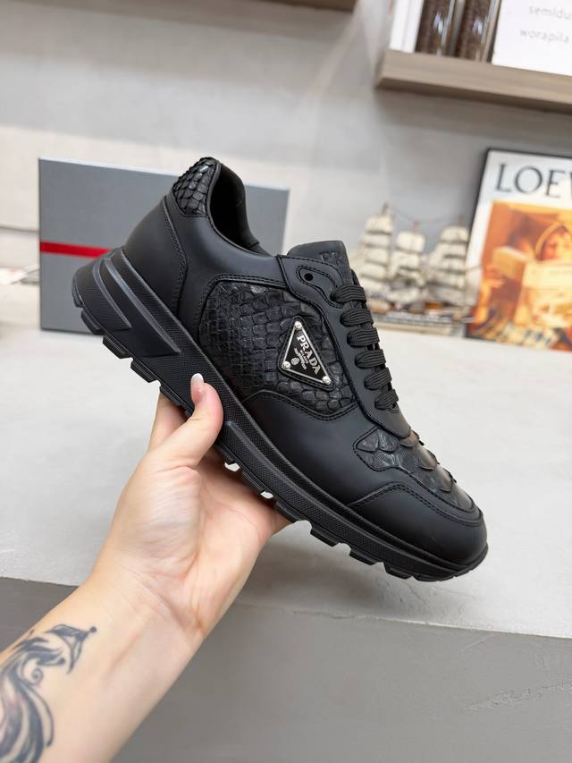 出厂价pp： prada普拉达 男鞋专柜爆款， 官网同步，高品质出货 面料：原版牛皮配蛇纹皮 内里：牛皮垫脚+牛皮内里， 大底：原厂橡胶底， 码数：38-45