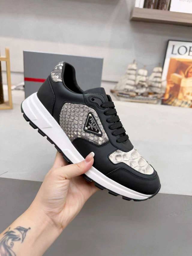 出厂价pp： prada普拉达 男鞋专柜爆款， 官网同步，高品质出货 面料：原版牛皮配蛇纹皮 内里：牛皮垫脚+牛皮内里， 大底：原厂橡胶底， 码数：38-45