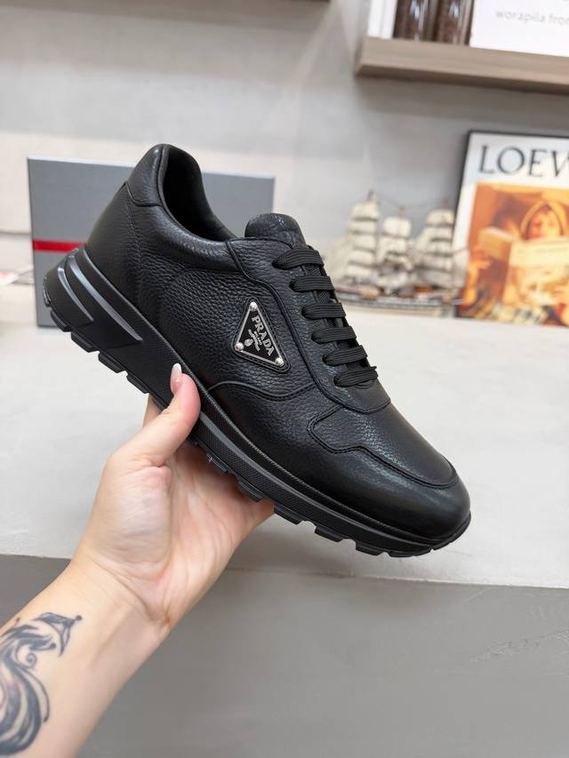 出厂价pp： prada普拉达 男鞋专柜爆款， 官网同步，高品质出货 面料：原版牛皮配蛇皮 内里：牛皮垫脚+牛皮内里， 大底：原厂橡胶底， 码数：38-45 4