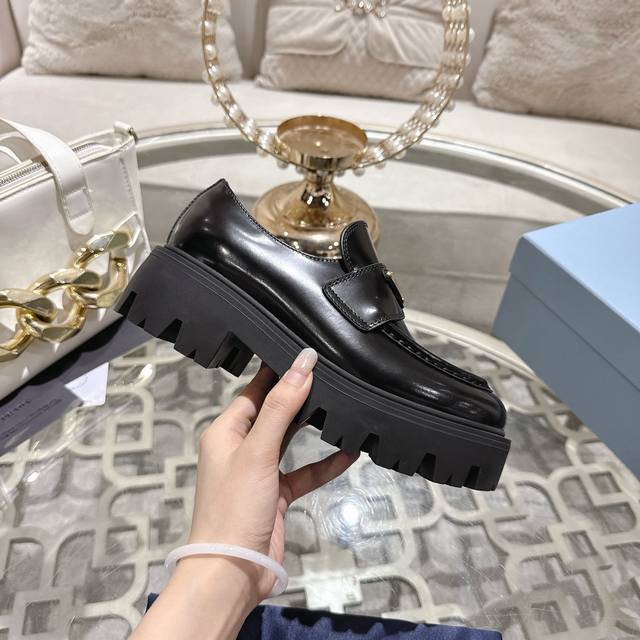 出厂价pp： 普拉达：新款 面：进口全粒面牛皮、高丝光牛反绒 里：进口羊里 垫：进口羊里 底：原版工艺大底 厚6Cm 码数：35-41 41定做