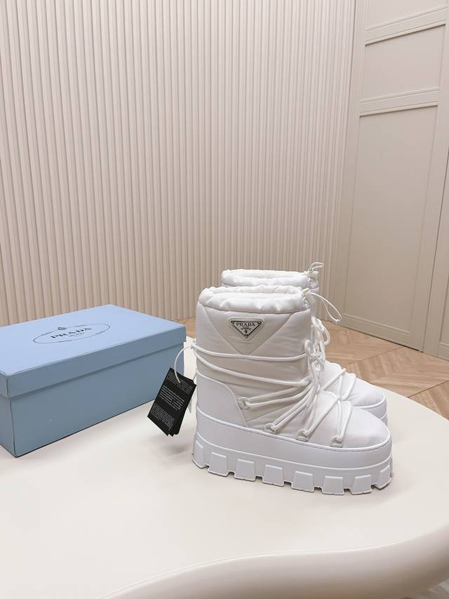 出厂价pp： 最新款普拉达：雪地靴 涂珐琅三角形金属徽标 靴筒:14厘米 厚底，50毫米 凹凸纹1:1原版大底 凹口沿条 颜色:3 码数:35-42 41.42