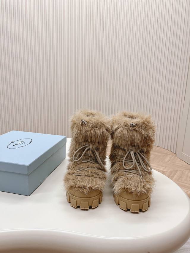 出厂价pp： 最新款普拉达：雪地靴 涂珐琅三角形金属徽标 靴筒:14厘米 厚底，50毫米 凹凸纹1:1原版大底 凹口沿条 颜色:4 码数:35-42 41.42