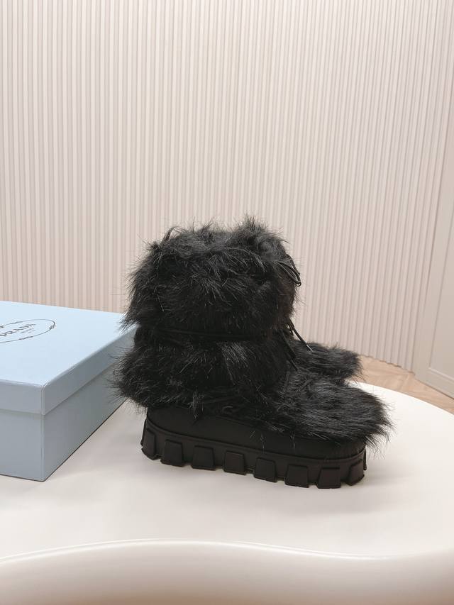 出厂价pp： 最新款普拉达：雪地靴 涂珐琅三角形金属徽标 靴筒:14厘米 厚底，50毫米 凹凸纹1:1原版大底 凹口沿条 颜色:4 码数:35-42 41.42