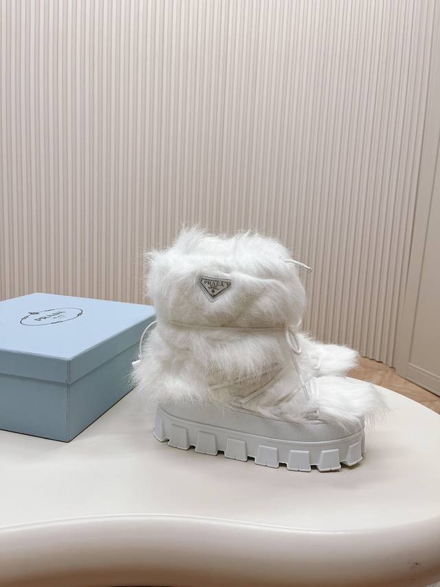 出厂价pp： 最新款普拉达：雪地靴 涂珐琅三角形金属徽标 靴筒:14厘米 厚底，50毫米 凹凸纹1:1原版大底 凹口沿条 颜色:4 码数:35-42 41.42