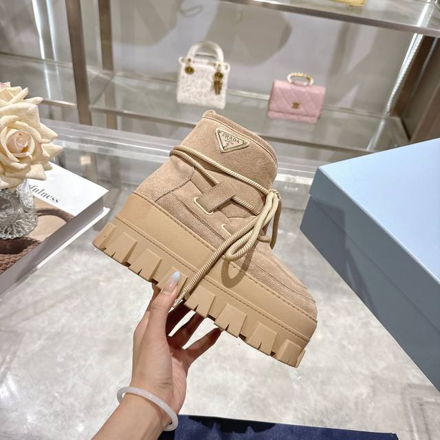 出厂价pp： 最新款普拉达：雪地靴 涂珐琅三角形金属徽标 靴筒:14厘米 厚底，50毫米 凹凸纹1:1原版大底 凹口沿条 颜色:4 码数:35-42 41.42