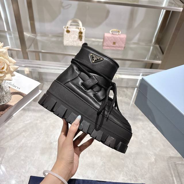 出厂价pp： 最新款普拉达：雪地靴 涂珐琅三角形金属徽标 靴筒:14厘米 厚底，50毫米 凹凸纹1:1原版大底 凹口沿条 颜色:4 码数:35-42 41.42