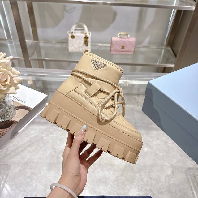 出厂价pp： 最新款普拉达：雪地靴 涂珐琅三角形金属徽标 靴筒:14厘米 厚底，50毫米 凹凸纹1:1原版大底 凹口沿条 颜色:4 码数:35-42 41.42