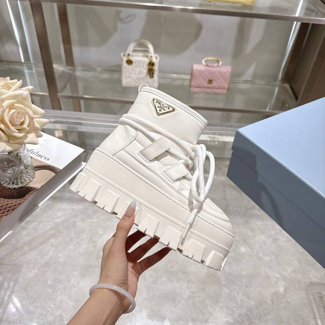 出厂价pp： 最新款普拉达：雪地靴 涂珐琅三角形金属徽标 靴筒:14厘米 厚底，50毫米 凹凸纹1:1原版大底 凹口沿条 颜色:4 码数:35-42 41.42