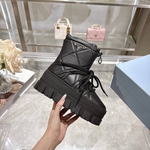 出厂价pp： 最新款普拉达：雪地靴 涂珐琅三角形金属徽标 靴筒:14厘米 厚底，50毫米 凹凸纹1:1原版大底 凹口沿条 颜色:4 码数:35-42 41.42