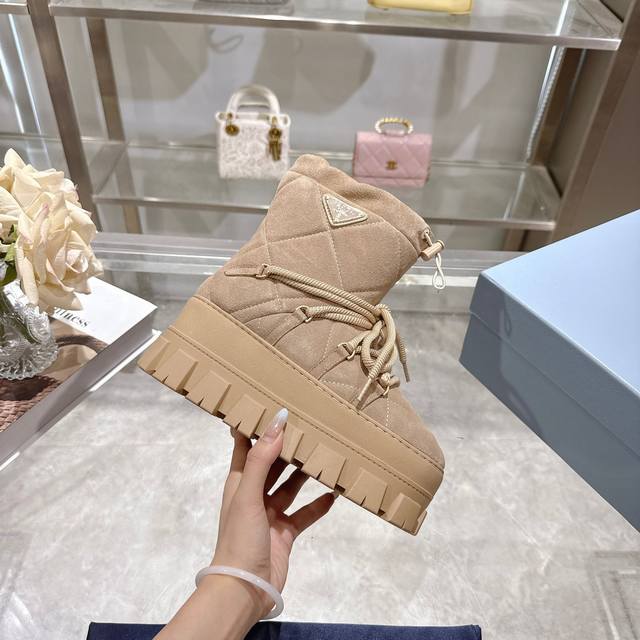 出厂价pp： 最新款普拉达：雪地靴 涂珐琅三角形金属徽标 靴筒:14厘米 厚底，50毫米 凹凸纹1:1原版大底 凹口沿条 颜色:4 码数:35-42 41.42