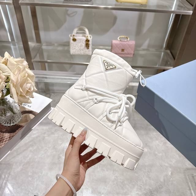 出厂价pp： 最新款普拉达：雪地靴 涂珐琅三角形金属徽标 靴筒:14厘米 厚底，50毫米 凹凸纹1:1原版大底 凹口沿条 颜色:4 码数:35-42 41.42