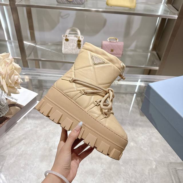 出厂价pp： 最新款普拉达：雪地靴 涂珐琅三角形金属徽标 靴筒:14厘米 厚底，50毫米 凹凸纹1:1原版大底 凹口沿条 颜色:4 码数:35-42 41.42