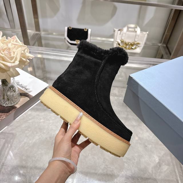 出厂价pp： 最新款普拉达：雪地靴 涂珐琅三角形金属徽标 靴筒:14厘米 厚底，50毫米 凹凸纹1:1原版大底 凹口沿条 颜色:5 码数:35-42 41.42