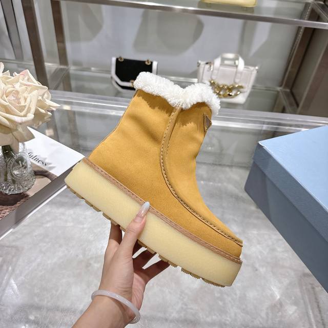 出厂价pp： 最新款普拉达：雪地靴 涂珐琅三角形金属徽标 靴筒:14厘米 厚底，50毫米 凹凸纹1:1原版大底 凹口沿条 颜色:5 码数:35-42 41.42