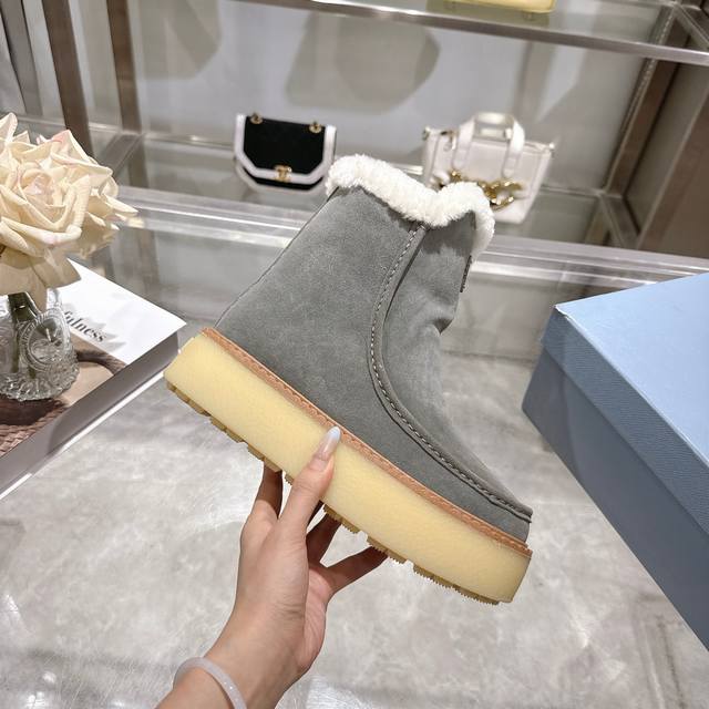 出厂价pp： 最新款普拉达：雪地靴 涂珐琅三角形金属徽标 靴筒:14厘米 厚底，50毫米 凹凸纹1:1原版大底 凹口沿条 颜色:5 码数:35-42 41.42