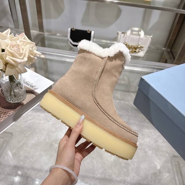 出厂价pp： 最新款普拉达：雪地靴 涂珐琅三角形金属徽标 靴筒:14厘米 厚底，50毫米 凹凸纹1:1原版大底 凹口沿条 颜色:5 码数:35-42 41.42