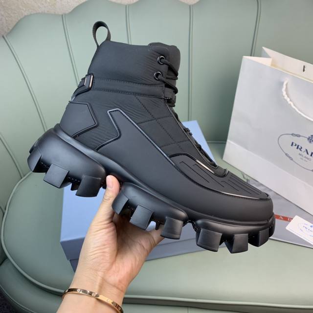出厂价pp： prada普拉达 秋冬爆款男鞋出货 官网同步: 原版飞织胶片面料+牛皮内里， 1比1复刻 ， 原厂原版底， 码数38-45码