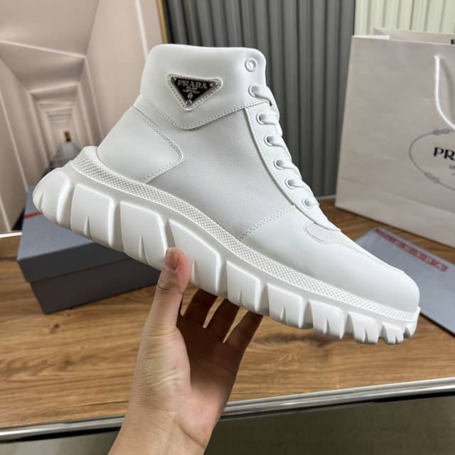 出厂价pp： prada普拉达 官网最新秋冬款热卖 原版牛皮配进口面料+开边珠牛皮， 网布内里配牛皮垫脚 原厂发泡大底 码数：38-45码