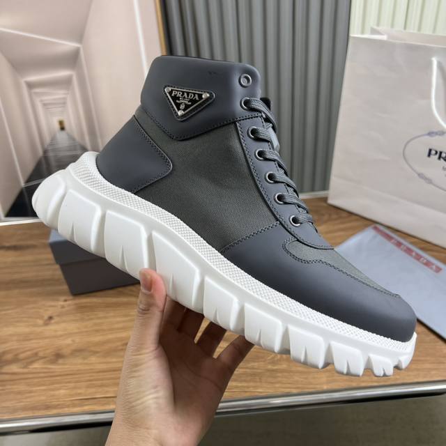 出厂价p prada普拉达 官网最新秋冬款热卖 原版牛皮配进口面料+开边珠牛皮， 网布内里配牛皮垫脚 原厂发泡大底 码数：38-45码