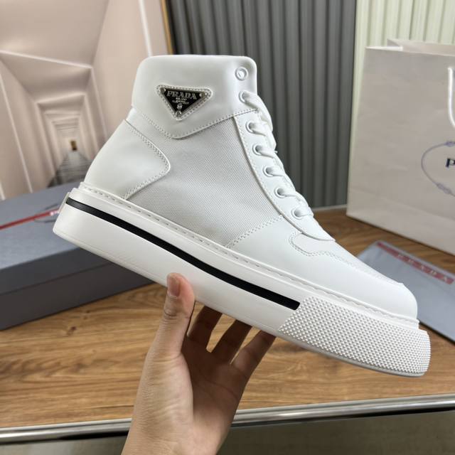 出厂价pp： prada普拉达 官网最新秋冬款热卖 原版牛皮配进口面料+开边珠牛皮， 网布内里配牛皮垫脚 原厂发泡大底 码数：38-45码 出厂价pp：