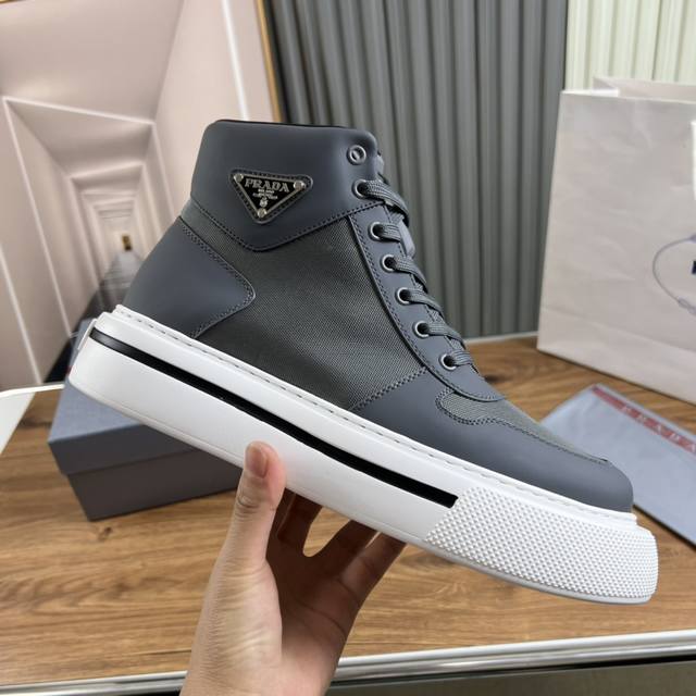 出厂价pp： prada普拉达 官网最新秋冬款热卖 原版牛皮配进口面料+开边珠牛皮， 网布内里配牛皮垫脚 原厂发泡大底 码数：38-45码
