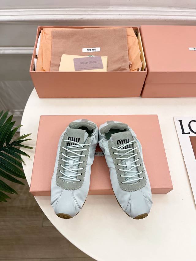 Miu Miu 缪缪 25 2025新品 专柜主打最新走秀款 plume 缎面芭蕾德训休闲鞋 火爆上新！ Bs缪家高货 顶级工艺打造精品质感 无敌舒适 绝对是一