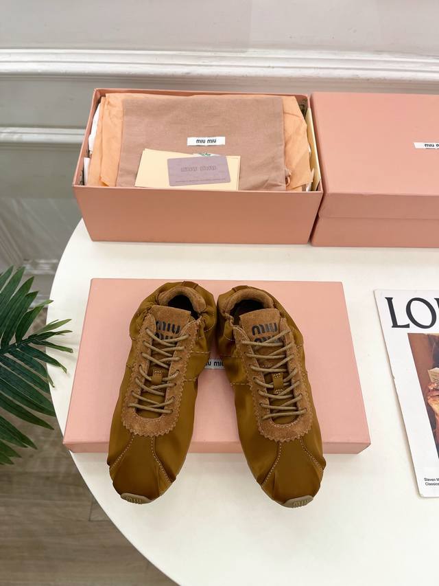 Miu Miu 缪缪 25 2025新品 专柜主打最新走秀款 plume 缎面芭蕾德训休闲鞋 火爆上新！ Bs缪家高货 顶级工艺打造精品质感 无敌舒适 绝对是一