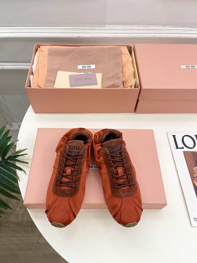 Miu Miu 缪缪 25 2025新品 专柜主打最新走秀款 plume 缎面芭蕾德训休闲鞋 火爆上新！ Bs缪家高货 顶级工艺打造精品质感 无敌舒适 绝对是一