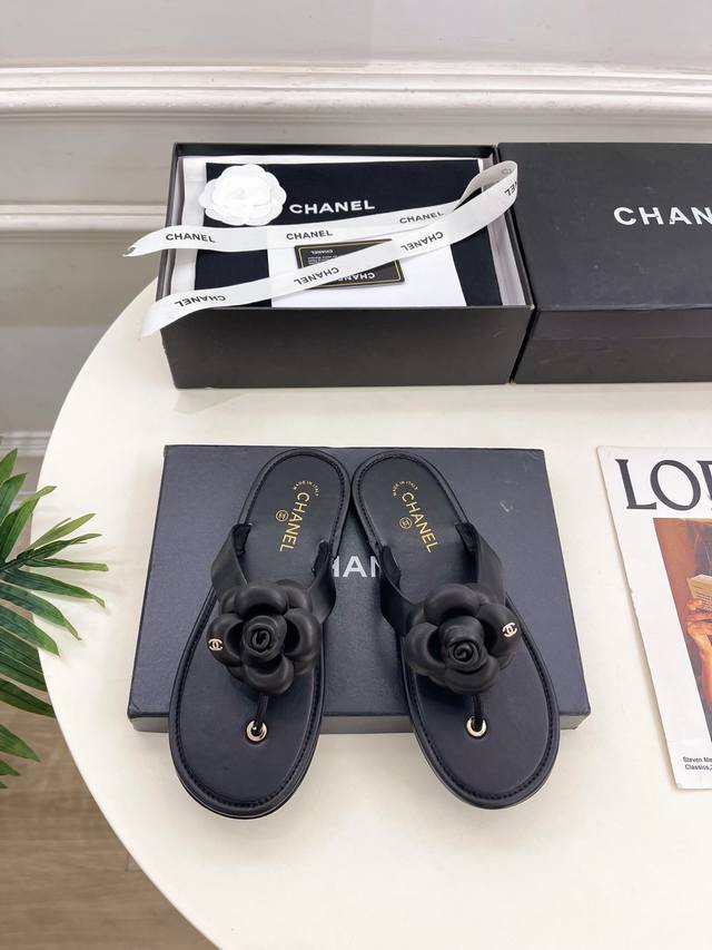 小香 25 2025早春新品 专柜经典走秀款 小香双C山茶花夹脚人字拖鞋 系列上新 Bs时尚圈的绝绝子 搭配将演绎着细致 极简 永不褪去的经典元素 展现与众不同