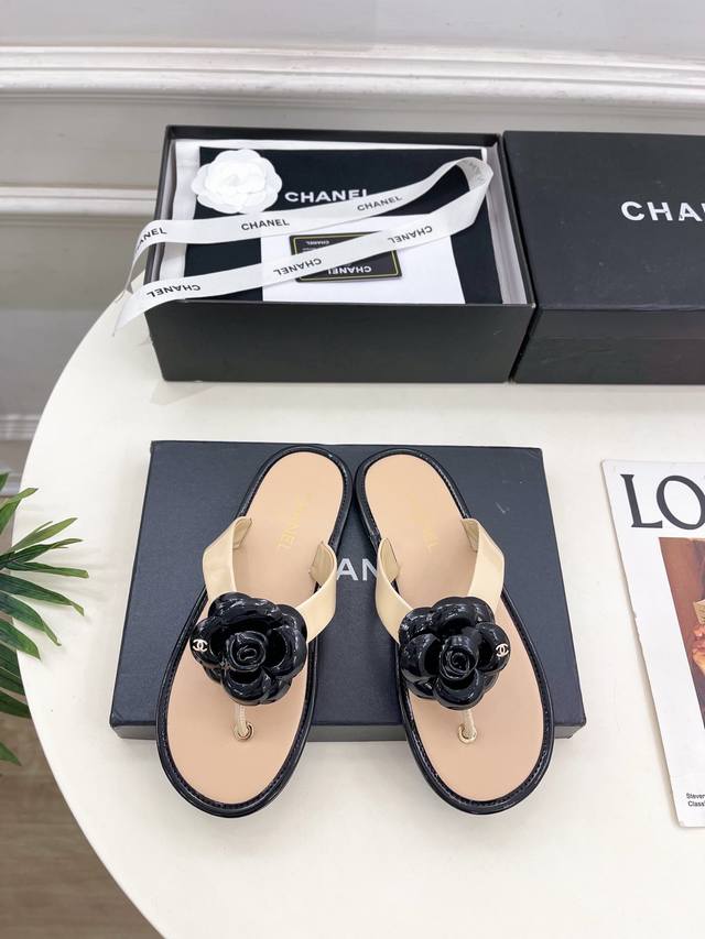 小香 25 2025早春新品 专柜经典走秀款 小香双C山茶花夹脚人字拖鞋 系列上新 Bs时尚圈的绝绝子 搭配将演绎着细致 极简 永不褪去的经典元素 展现与众不同