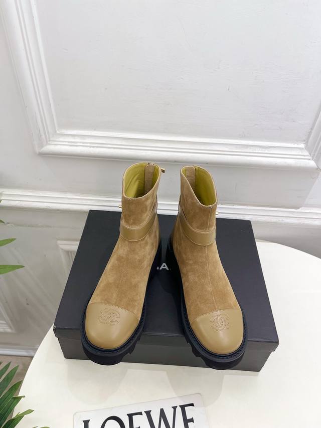 小香 25 2025 秋冬新品 专柜经典走秀款 小香双C拼色后拉链厚底短靴 系列上新 Bs时尚圈的绝绝子 搭配将演绎着细致 极简 永不褪去的经典元素 展现与众不