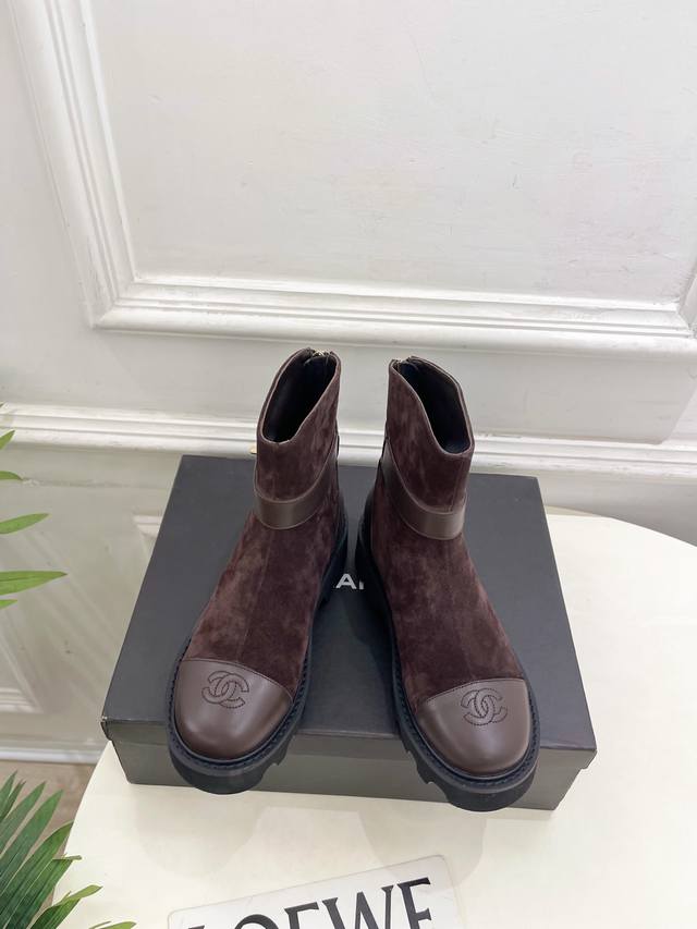 小香 25 2025 秋冬新品 专柜经典走秀款 小香双C拼色后拉链厚底短靴 系列上新 Bs时尚圈的绝绝子 搭配将演绎着细致 极简 永不褪去的经典元素 展现与众不