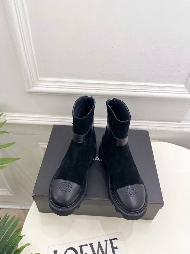 小香 25 2025 秋冬新品 专柜经典走秀款 小香双C拼色后拉链厚底短靴 系列上新 Bs时尚圈的绝绝子 搭配将演绎着细致 极简 永不褪去的经典元素 展现与众不