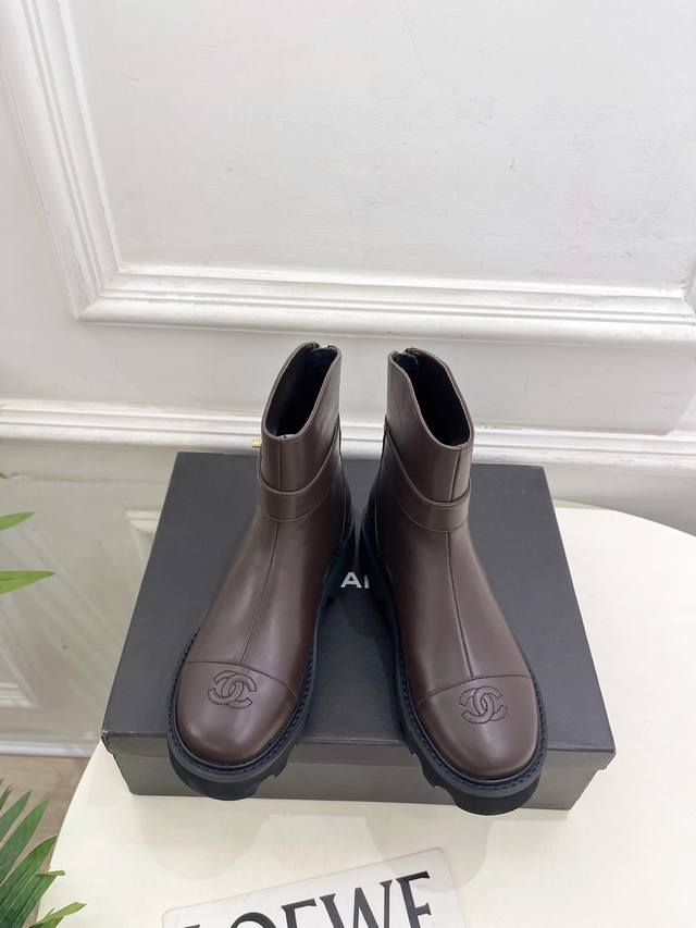 小香 25 2025 秋冬新品 专柜经典走秀款 小香双C拼色后拉链厚底短靴 系列上新 Bs时尚圈的绝绝子 搭配将演绎着细致 极简 永不褪去的经典元素 展现与众不