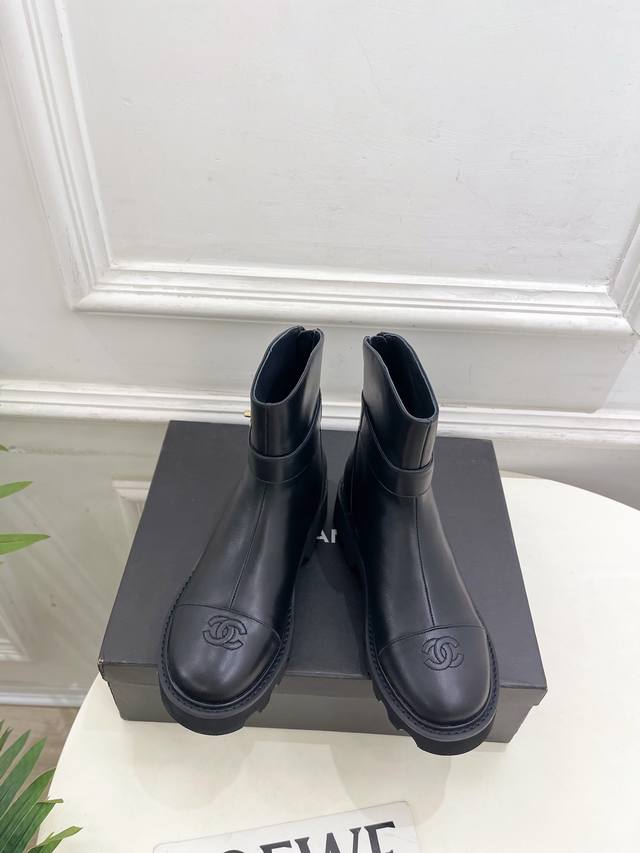 小香 25 2025 秋冬新品 专柜经典走秀款 小香双C拼色后拉链厚底短靴 系列上新 Bs时尚圈的绝绝子 搭配将演绎着细致 极简 永不褪去的经典元素 展现与众不