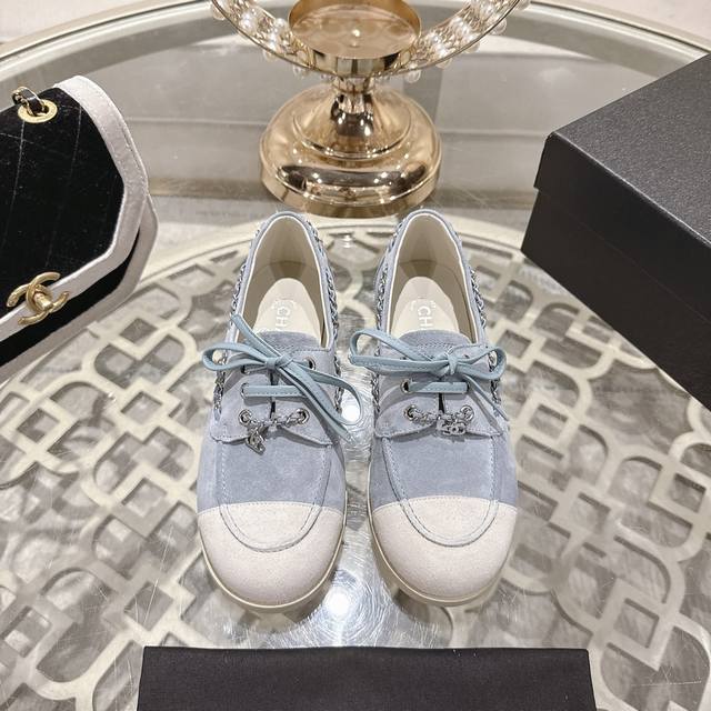 Chanel 香奈儿26C早春新款拼色麂皮乐福鞋 鞋底超软 无比舒适的豆豆鞋 日行万步脚不疼 小香这双平底休闲鞋 可以说是这几年最具设计感的鞋子了 巧妙选用皮穿